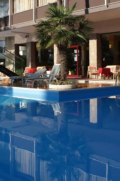 Hotel Corona 米兰马瑞提那 3*,
